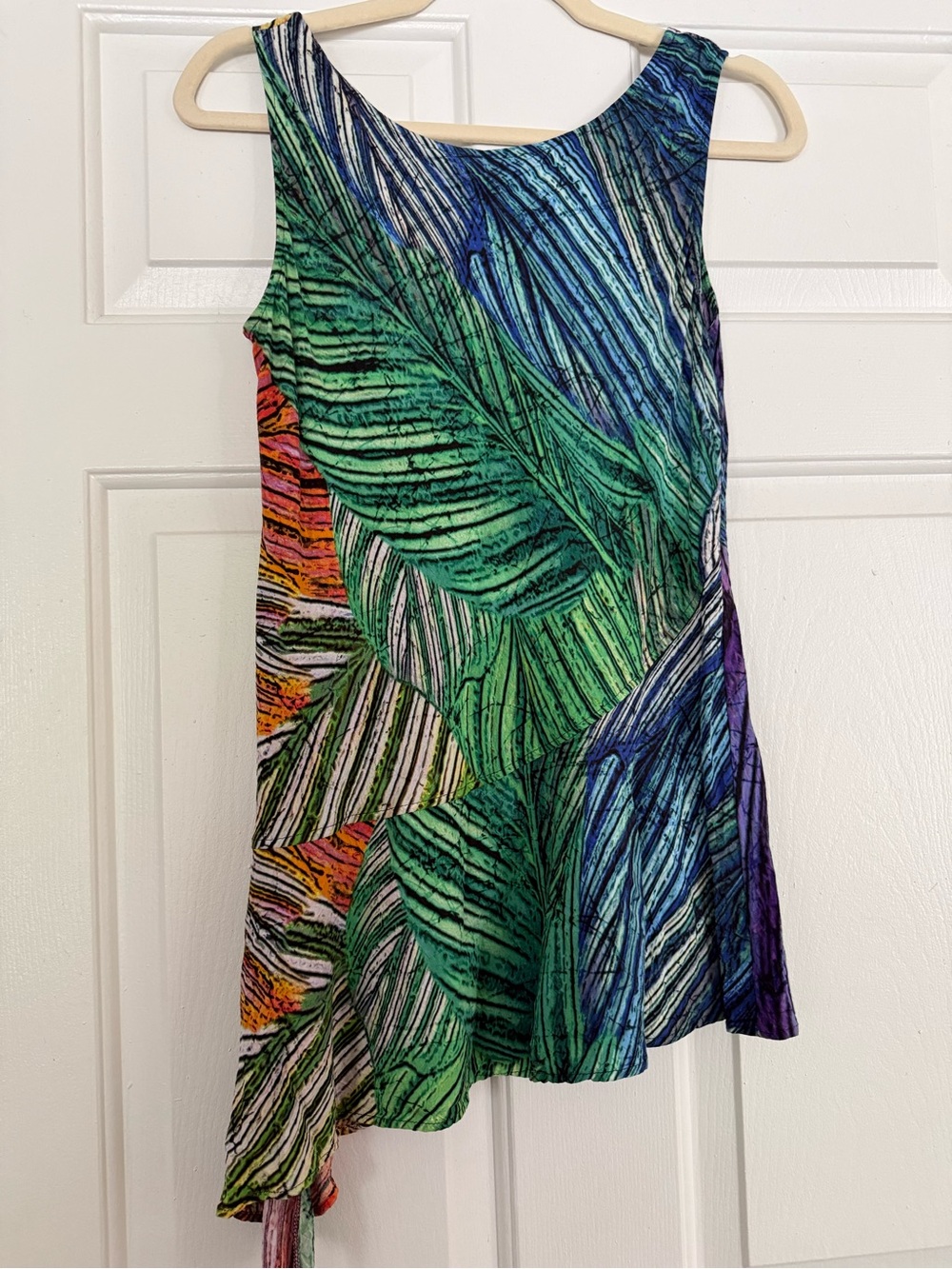 Jams World Vintage Hawaiian
Asymmetric Art to Wear Rainbow Tank - Picture 3 of 5